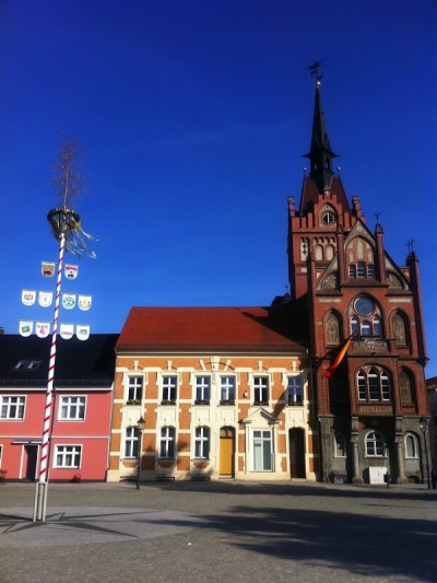 Marktplatz mit Maibaum in Golßen